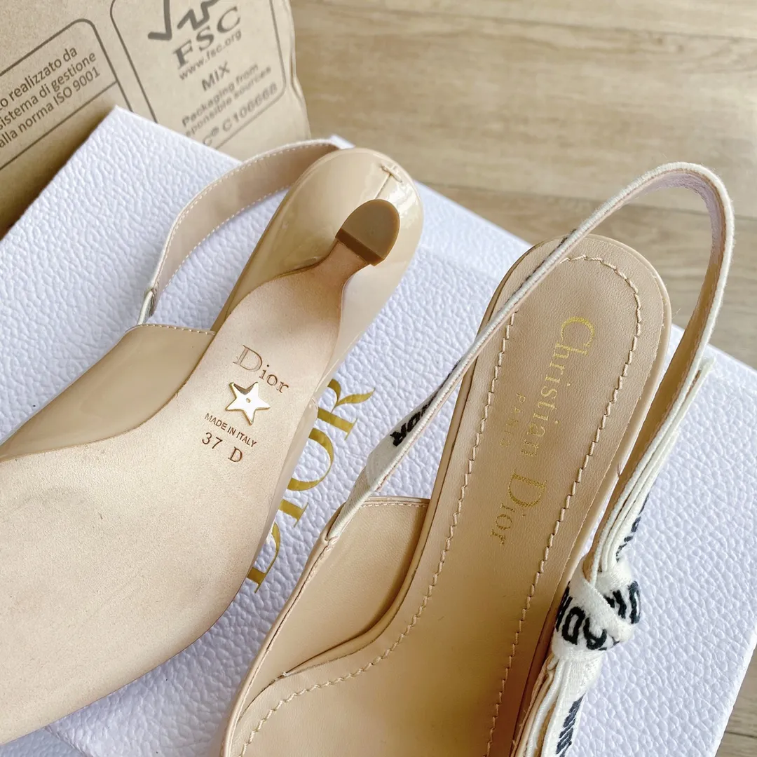 👟👟Ex-factory price 440👟👟 Developed one-to-one from the original version, 👠👠✨ ✨Dior’s popular sandals are new🔥 🔥 The same style as the most popular internet celebrities and celebrities of the year💁 💁. Imported fabric, lining and feet are made of calfskin lining🐑. Original molded heel, heel height 10Cm 6.5cm💘 Original molded metal outsole with five-pointed star LOGO mark✨. Original bow, 💅 Italian leather outsole. 👄💋 Full set of packaging (bags, cards, invoices, one-to-one wrapping paper) 34 40 41 customized